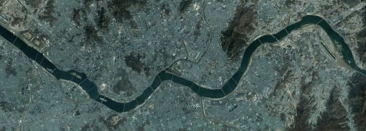 2020년 서울 한강의 항공 사진. 백사장이 완전히 사라졌고, 하천 구간이 모두 물로 덮였다. 섬들에 많은 변화가 일어났다. 김원 제공