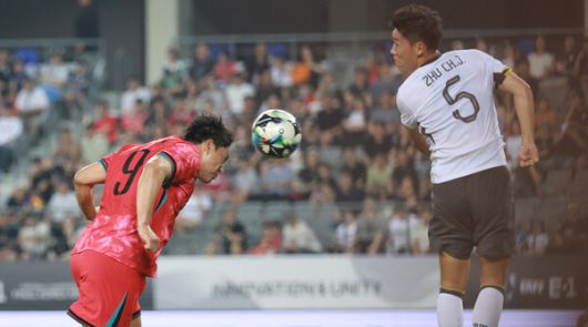 주민규가 7일 경기도 용인 미르스타디움에서 열린 2025 동아시아축구연맹(EAFF) E-1 챔피언십 중국과의 경기에서 머리로 골을 넣고 있다. 연합뉴스