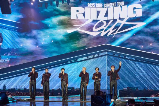 그룹 라이즈가 지난 6일 서울 송파구 올림픽공원 케이스포돔(옛 체조경기장)에서 공연하고 있다. 에스엠(SM)엔터테인먼트 제공