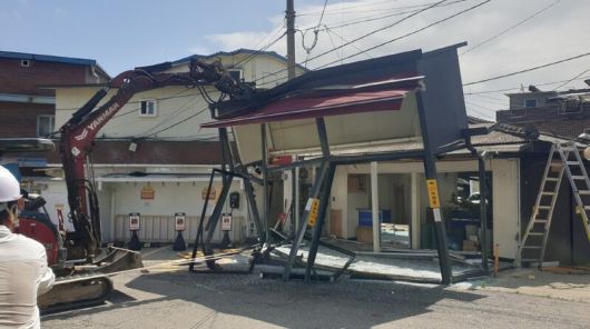 파주시가 지난 5월22일 성매매 집결지에 불법 증축된 건물을 철거하고 있다. 파주시 제공