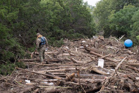 미국 국경순찰대원들이 6일(현지시각) 텍사스 커빌에서 과달루페 강을 따라 홍수 잔해물을 수색하고 있다. AFP 연합뉴스