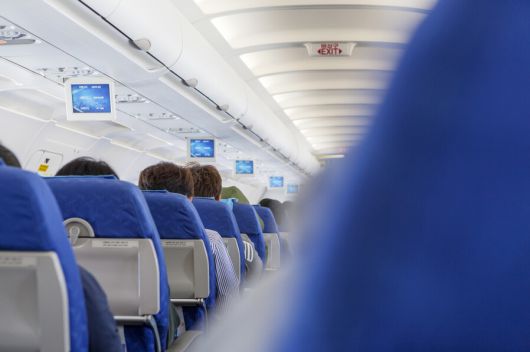 기내 반입 휴대 수하물 규정은 항공사마다 다르지만, 일반적으로는 1인당 1개(10㎏ 이하)의 크기가 작은 짐을 무료로 허용하고 있다. 게티이미지뱅크.