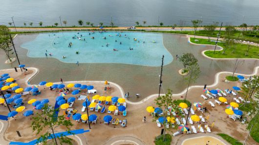 서울 송파구 잠실 한강공원 자연형 물놀이장 전경.