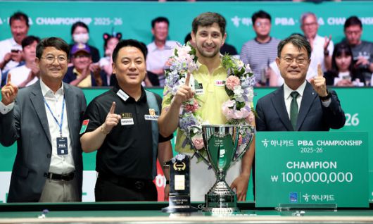 다비드 마르티네스와 조재호가 7일 2025~2026 프로당구 2차 투어 하나카드 챔피언십 시상식에서 성영수 하나카드 대표이사(오른쪽), 김영진 PBA 전무이사와 함께 손가락 하나를 들어보이고 있다. PBA 제공