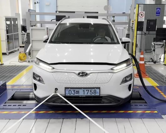 전기 자동차 동력장치 검사 모습. 한국교통안전공단 제공