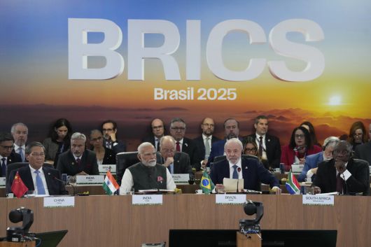 브라질 대통령 루이스 이나시우 룰라 다 시우바(앞줄 왼쪽부터 세번째)가 제17차 브릭스(BRICS) 연례 정상회의 중 연설하고 있다. 리창 중국 총리(왼쪽부터 차례로), 나렌드라 모디 총리, 시릴 라마포사 남아프리카 공화국 대통령의 모습이 보인다. AP연합뉴스