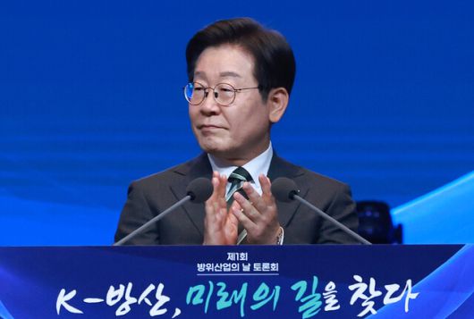 이재명 대통령이 8일 서울 그랜드 하얏트 호텔에서 열린 방위산업의 날 토론회에서 주제 영상을 시청한 뒤 박수치고 있다.