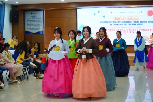 전북국제협력진흥원이 베트남 냐짱과 하노이, 캄보디아 등에서 전북의 전통문화를 경험할 수 있는 다채로운 문화체험 프로그램을 진행했다. 진흥원 제공