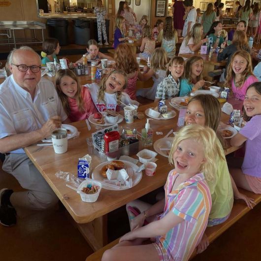 캠프 미스틱 운영자인 리처드 이스트랜드(맨 왼쪽)가 캠프에 참여한 아이들과 함께 식사를 하고 있는 모습. 출처 인스타그램 george_eastland