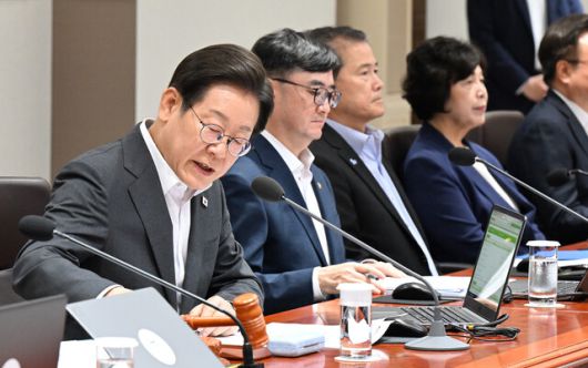 이재명 대통령이 8일 용산 대통령실에서 열린 국무회의에서 의사봉을 두드리고 있다. 대통령실사진기자단