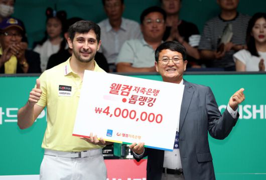 다비드 마르티네스는 대회 최고 애버리지를 기록한 선수가 받는 웰컴저축은행 톱랭킹 상금도 받았다. PBA 제공