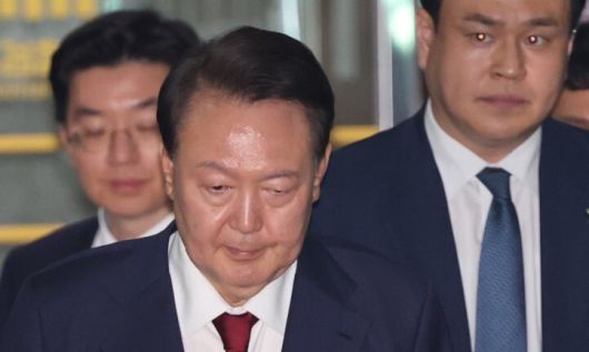 피의자 신분으로 내란 특검 조사를 받은 윤석열 전 대통령이 서초구 서울고검 청사를 나서고 있다. 사진공동취재단