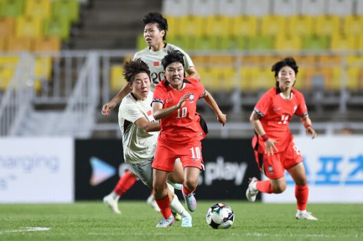 지소연이 9일 수원월드컵경기장에서 열린 2025 동아시안컵 축구대회 여자부 중국과의 경기에서 돌파하고 있다. 연합뉴스
