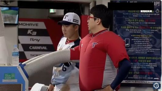 2018년 프로야구 경기 도중 기아 타이거즈 양현종이 더그아웃에 있는 이동식 에어컨 앞에서 다양한 방법으로 바람을 맞으며 더위를 식히는 모습이 화제가 됐다. KBO 유튜브 채널 갈무리