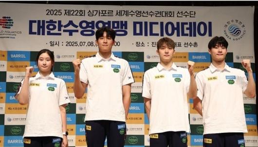 지난 8일 충청북도 진천 국가대표선수촌에서 열린 미디어데이에서 수영 대표팀 선수들이 세계선수권에 참가하는 각오를 밝히고 있다. 연합뉴스