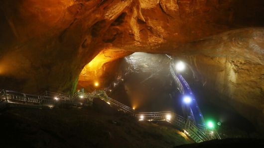웅장한 위용을 자랑하는 삼척시 환선굴. 걷기 편한 나무·철재 다리가 곳곳에 놓여 있다. 박미향 기자