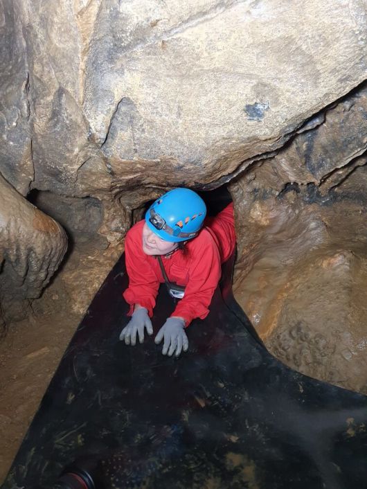 ‘진짜 동굴 투어지’라고 불리는 백룡동굴에서 이른바 ‘개구멍’으로 불리는 곳을 기어서 통과하는 기자. 평창군 제공