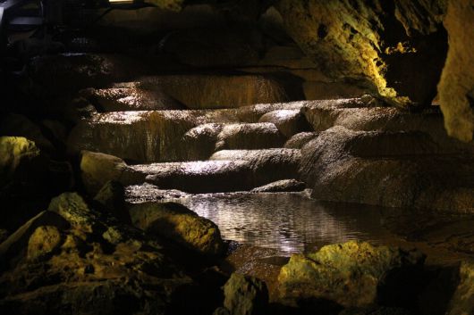 휴석이 모여 생긴 휴석소. 휴석은 동굴 바닥에 흐르는 지하수 안에 석회질 성분이 퇴적돼 생긴 둑을 말한다. 대금굴에 있는 휴석소. 삼척시 제공
