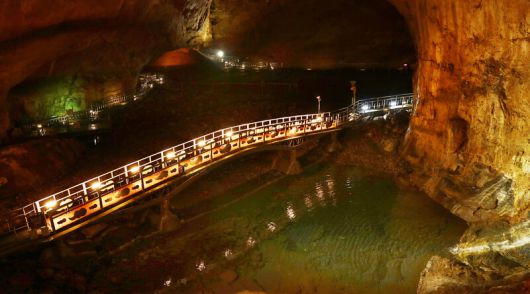 웅장한 위용을 자랑하는 삼척시 환선굴. 호수에 비친 다리가 여행객을 맞는다. 박미향 기자