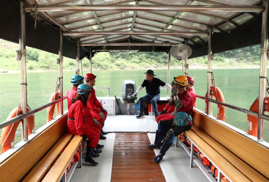 투어 마친 이들이 한목소리로 칭송하는 백룡동굴. 이 동굴 투어는 동강에 뜬 배를 타면서 시작된다. 대략 500m 물길을 배 타고 가야 백룡동굴에 도착한다. 박미향 기자