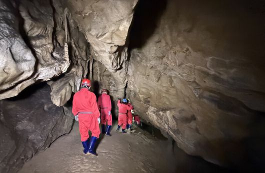 국내 유일 탐험형 생태 동굴인 평창 백룡동굴은 해설사가 동행해 동굴 투어를 하는 여행지다. 박미향 기자