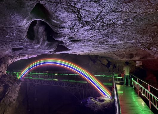 환선굴 안에는 다채로운 볼거리가 많다. 조명으로 만든 무지개다리 조형물. 박미향 기자