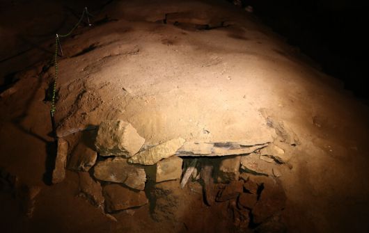 백룡동굴에 들어서면 제일 먼저 만나는 온돌과 아궁이 유적. 박미향 기자