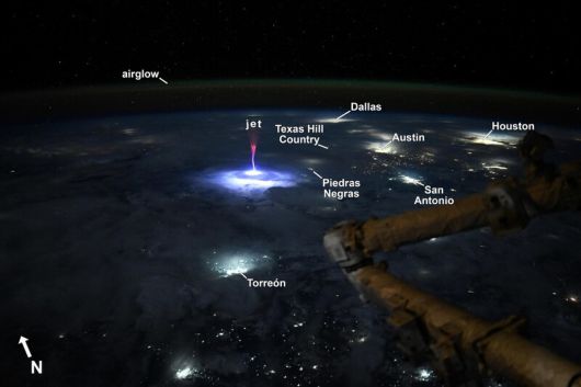 각 지역의 명칭을 주석으로 붙인 사진. 북동쪽으로 댈러스, 오스틴, 샌안토니오, 휴스턴이, 남서쪽으로는 멕시코 토레온의 불빛이 보인다. x.com/Astro_Ayers
