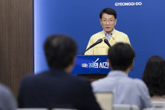 김성중 경기도 행정1부지사가 11일 도청 브리핑룸에서 극한 폭염 대책을 발표하고 있다. 경기도 제공