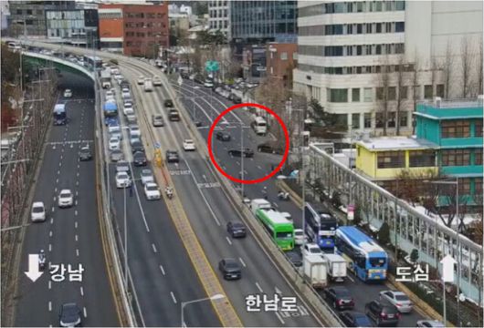 지난해 11월29일 오후 1시9분, 서울 한남동 대통령 관저에서 윤석열 당시 대통령이 실제 탄 것으로 추정되는 ‘진짜 출근’ 차량 행렬(붉은 동그라미)이 이동하고 있다. 경찰청 도시교통정보센터 폐회로티브이(CCTV) 영상 갈무리