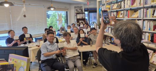 지난 5일 경기 파주 쩜오책방에서 열린 윤비 성균관대 교수(맨 앞줄 왼쪽)의 북토크 참석자들이 기념사진을 찍고 있다. 조일준 선임기자