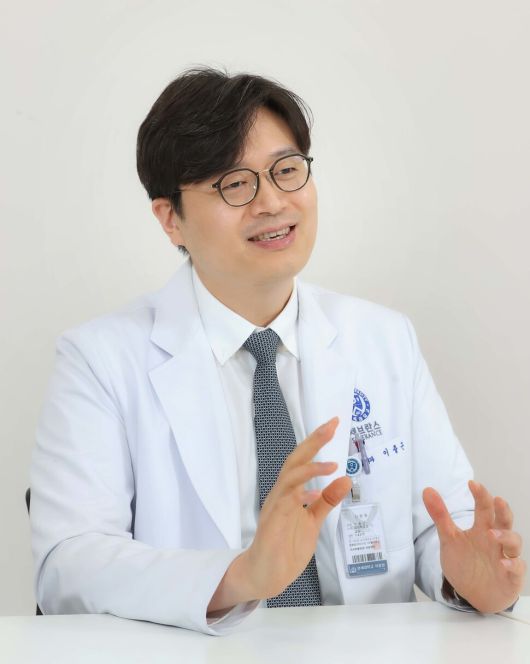 이충근 연세대학교 암병원 종양내과 교수가 4기 전이성 위암 환자 ㄱ씨(50대 후반 여성)에게 신약을 사용한 뒤 좋은 경과를 보이고 있는 부분에 대해 설명하고 있다.