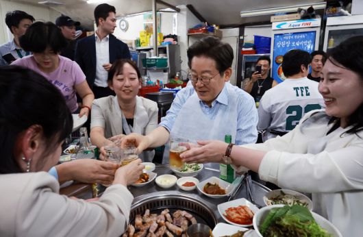 이재명 대통령이 11일 저녁 서울 종로구의 한 식당에서 직원들과 함께 건배를 하고 있다. 대통령실사진기자단