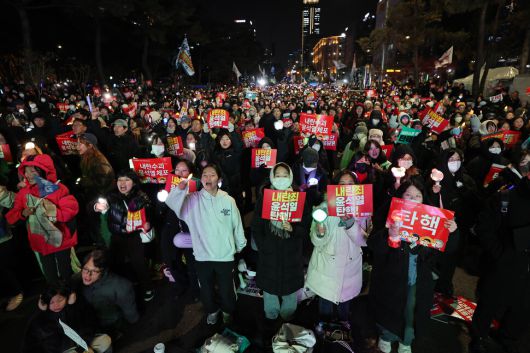 2024년 12월7일 오후 서울 여의도 국회 앞에서 열린 ‘내란죄 윤석열 퇴진! 국민주권 실현! 사회대개혁! 범국민촛불대행진’에서 참석자들이 구호를 외치고 있다. 이종근 선임기자 root2@hani.co.kr