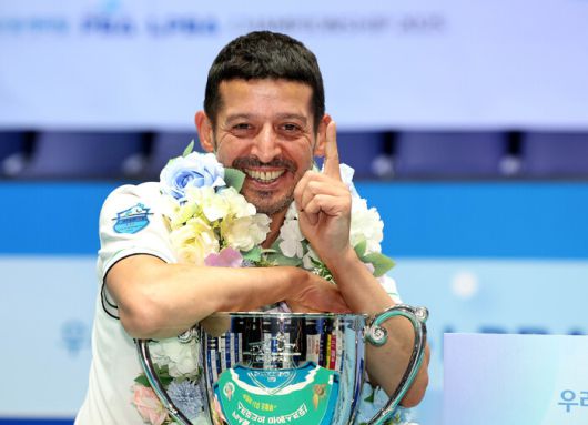 무라트 나지 초클루가 지난달 열린 2025~2026 프로당구 시즌 개막전 우리금융캐피탈 챔피언십에서 우승한 뒤 활짝 웃고 있다. PBA 제공