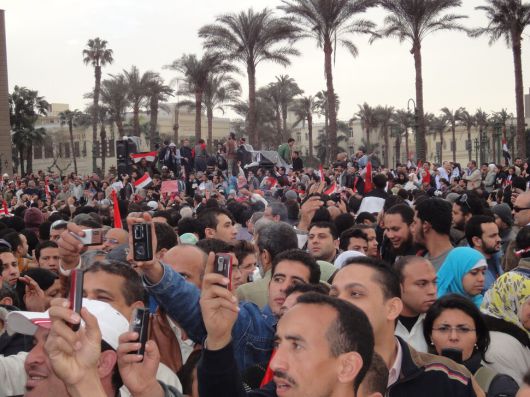 2011년 2월6일(현지시각) 이집트 카이로의 타흐리르 광장 주변에 있는 탱크와 군인들을 보고 이집트 시민들이 기념사진을 찍듯 휴대전화기와 사진기를 들이대고 있다. 카이로/조일준 기자 iljun@hani.co.kr