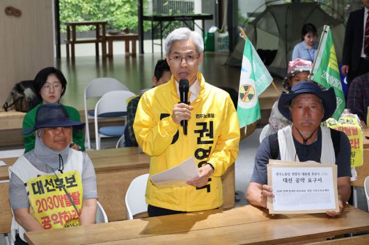 권영국 민주노동당 대통령 후보(가운데)가 지난 5월15일 서울 종로구 서울향린교회에서 열린 ‘2030 탈핵 탈석탄 탈송전탑 희망 기후도보순례단 대선 공약 요구서 전달식’에서 발언하고 있다. 정용일 선임기자 yongil@hani.co.kr