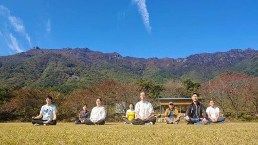 한겨레휴센터 산사휴명상스테이를 운영하는 윤형식 아시웨이브 이사(가운데)가 경남 양산시 영취산 자락에서 참가자들과 명상하고 있다.