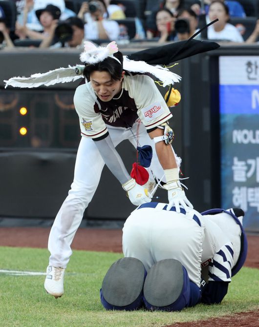 롯데 자이언츠 전민재가 12일 대전 한화생명 볼파크에서 열린 2025 신한 SOL뱅크 KBO 올스타전에서 천사 날개를 하고 등장하고 있다. 연합뉴스