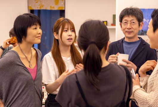 25일 와타나베 부부와 딸 모코(가운데)가 참석자들과 이야기를 나누고 있다. 어렸을 때 방탄소년단(BTS)의 열렬한 팬이 된 모코는 일본에서 한국어를 배운 뒤 연세대로 유학을 왔다. 김진수 선임기자 jsk@hani.co.kr