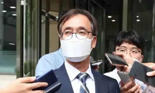 정진웅 검사가 지난 2022년 7월21일 오후 서울 서초동 서울고등법원에서 열린 항소심 선고공판에서 무죄를 선고받은 뒤 나와 취재진의 질문에 답하고 있다. 연합뉴스