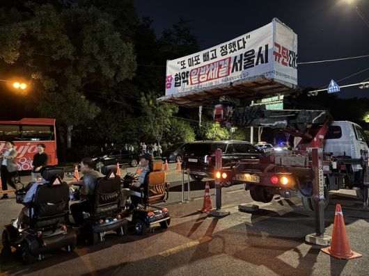 지난 11일 밤 11시께 서울 마포구 상암동 마포자원회수시설 앞에 주민들이 모여 신규 소각장 설치 반대하는 집회에 참석하고 있다. 장수경 기자