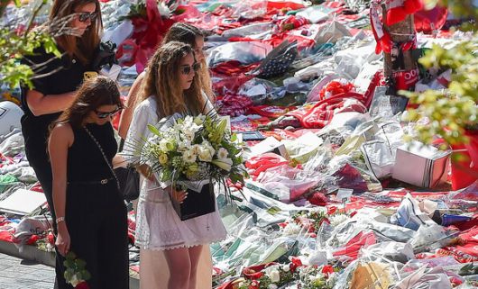 디오구 조타의 부인인 루트 카르도조(오른쪽)가 11일(현지시각) 리버풀의 안필드 구장에서 남편을 추모하며 걸어가고 있다. 리버풀/로이터 연합뉴스