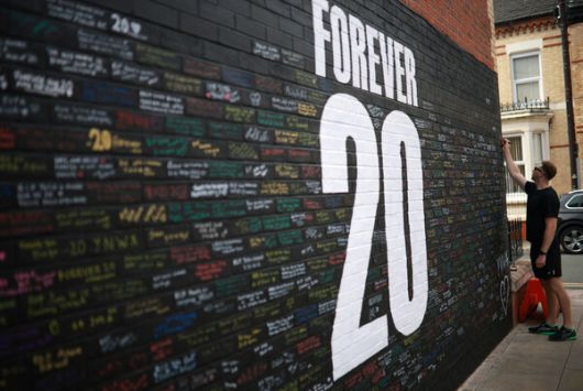 리버풀 팬이 9일(현지시각) 안방 구장인 안필드 스타디움 근처에 마련된 디오구 조타 기념벽에 추모글을 쓰고 있다. 리버풀/로이터 연합뉴스