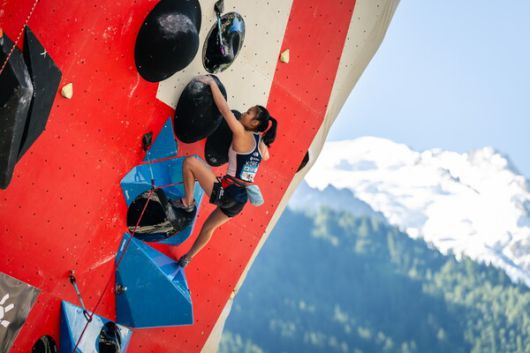 서채현이 2025 IFSC 스포츠클라이밍 샤모니 월드컵 대회에서 등반하고 있다. 대한산악연맹