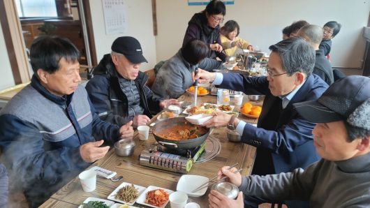 유길상 총장은 교직원, 학생 등 구성원과의 활발한 소통, 즉 ‘소통형 리더십’으로 유명하다. 그는 “리더십은 권위와 힘으로 직원을 관리하고 통제하는 것이 아니라 구성원들의 기를 살려주고, 꿈을 키워줘 스스로 동기부여가 되어 창의적이고 열정적으로 일을 할 수 있게 만드는 것이라고 생각한다”고 말한다. 사진은 유 총장이 교내 시설 노동자, 미화원 등과 오찬을 하며 갈치조림을 직접 떠주고 있는 모습. 한국기술교육대 제공