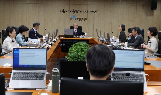 14일 오후 서울 중구 인권위에서 제14차 전원위원회가 시작되기 직전 안창호 위원장을 비롯한 위원들이 자리에 앉아있다. 류우종 선임기자 wjryu@hani.co.kr