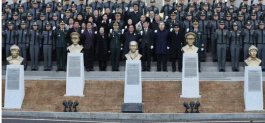 문재인 정부 때인 지난 2018년 3월1일 서울 육군사관학교에서 열린 홍범도 장군 등 독립전쟁 영웅 5인 흉상 제막식에서 신흥무관학교를 세운 이회영 선생의 손자인 이종찬 광복회장, 이종걸 전 더불어민주당 의원, 청산리대첩을 이끈 김좌진 장군의 손녀인 김을동 전 새누리당 의원과 육사 생도 등이 참석하고 있다. 연합뉴스