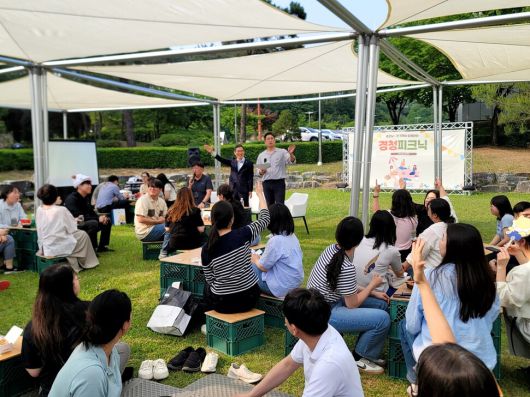 유길상 총장이 지난 5월 말 취임 2주년을 맞아 교내 잔디밭에서 진행된 ‘경청 피크닉 행사\'에 참석했다. 한국기술교육대 제공