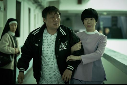 영화 ‘간호중’에는 상대적으로 가격이 저렴한 보급형 간병로봇(사진 오른쪽)과 다양한 부가 기능이 탑재된 고급형 간병로봇이 나온다. 제작 수필름·배급 찬란.